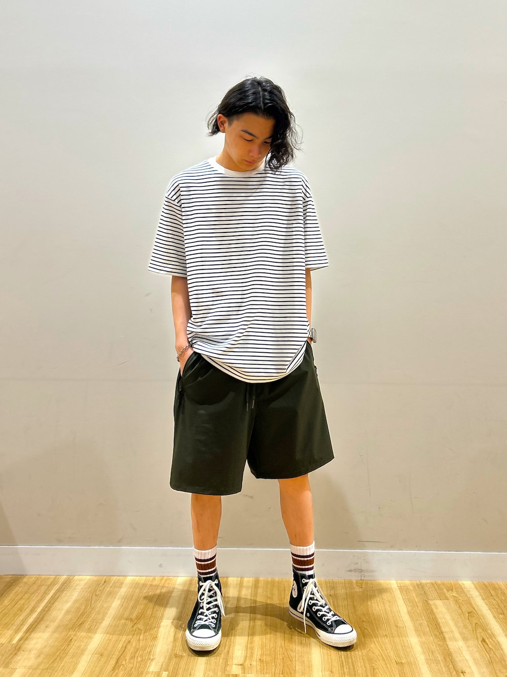 ブルー系のTシャツ/カットソー、グリーン系のその他パンツを着用したメンズの夏コーディネートの1枚目の写真