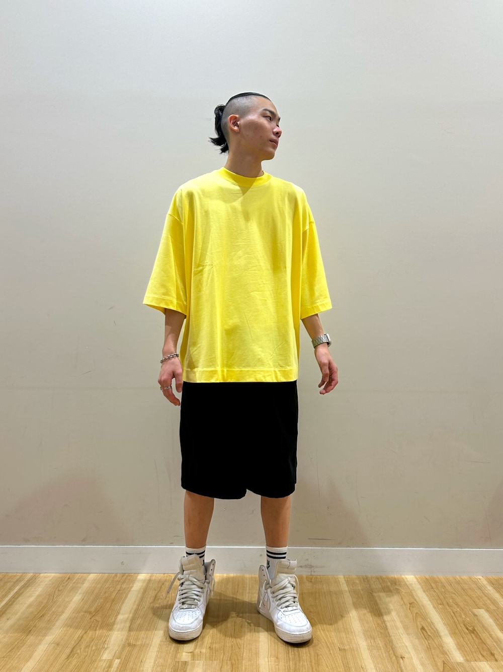 イエロー系のTシャツ/カットソー、ブラック系のその他パンツを着用したメンズの夏コーディネートの1枚目の写真
