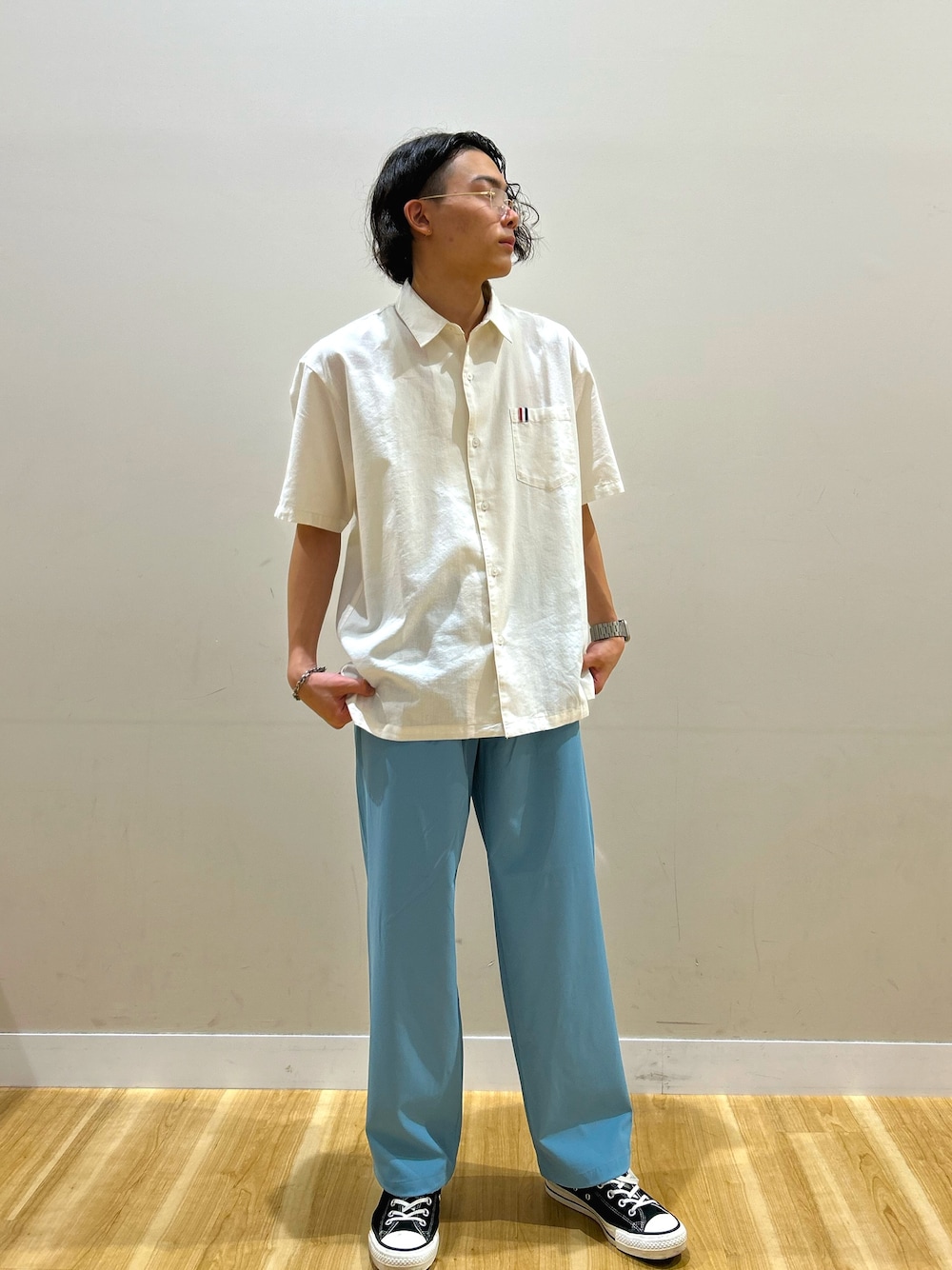 ホワイト系のシャツ/ブラウス、ブルー系のパンツ、ゴールド系のサングラスを着用したメンズの夏コーディネートの1枚目の写真