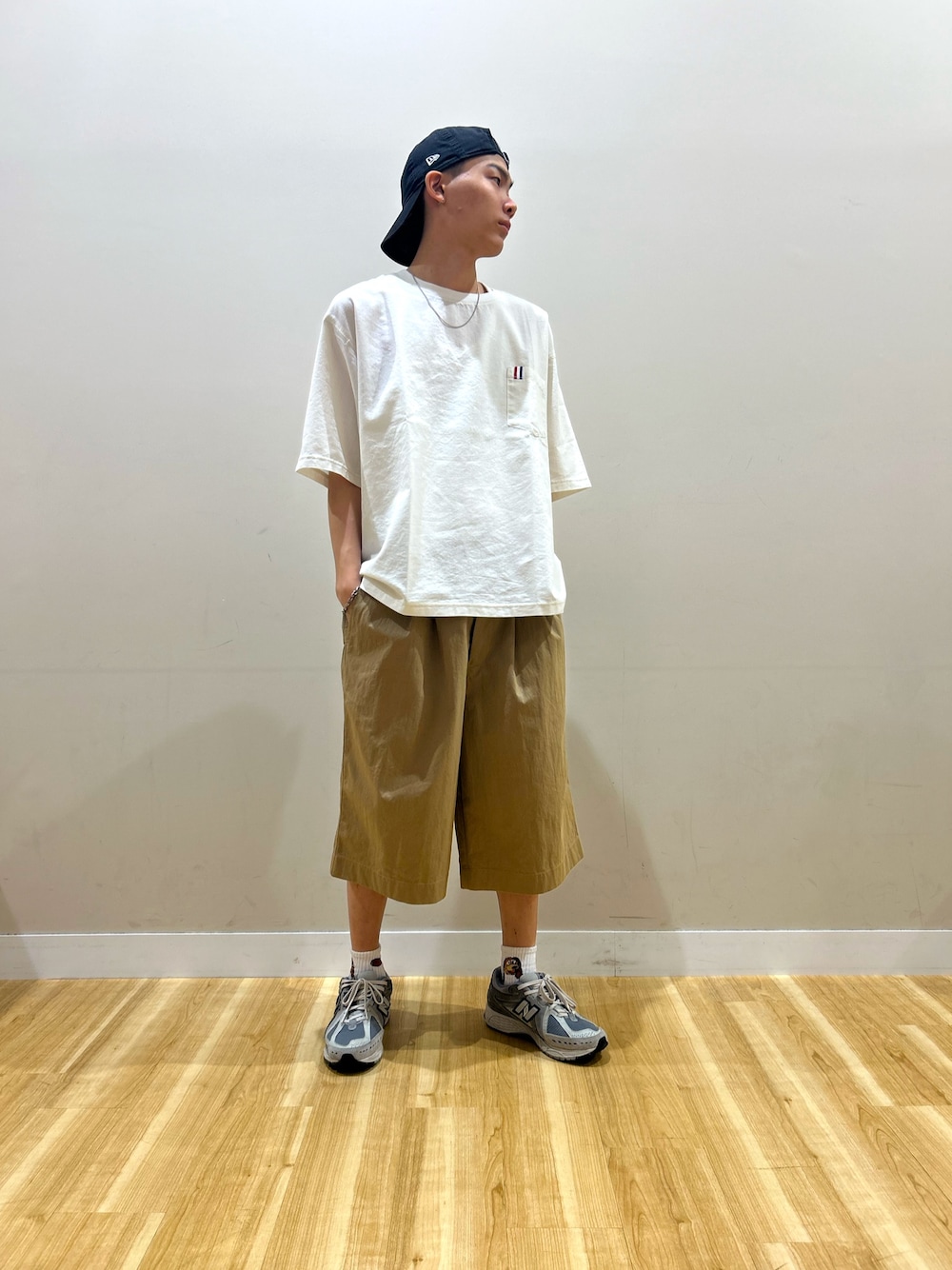 ホワイト系のTシャツ/カットソー、ベージュ系のその他パンツを着用したメンズの夏コーディネートの1枚目の写真
