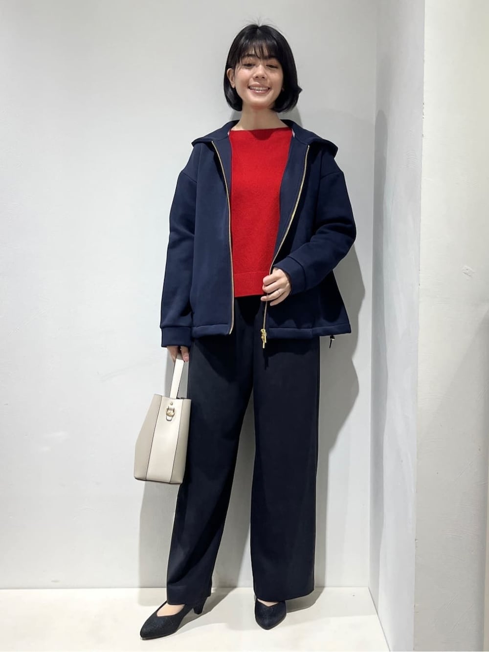ブルー系のブルゾン、レッド系のニット/セーター、ブラック系のその他パンツを着用したレディースの春コーディネートの1枚目の写真