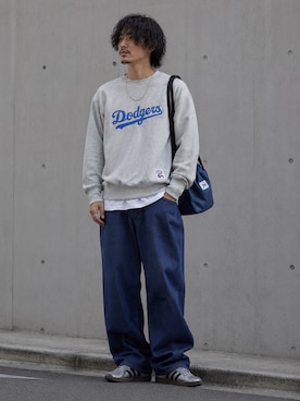 「MLB（メジャーリーグベースボール）のMLB/エムエルビー ×Champion/チャンピオン CREW NECK SHIRT VINTAGE ブランドロゴ リバースウィーブ クルーネックスウェット サイドリブ ヴィンテージ メンズ アメカジ 2026秋服 秋服（スウェット、グレー系）」を使った、toshiyaさん（メンズ・173cm）の秋コーディネート