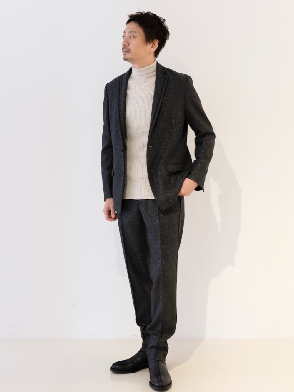 ブラック系のブーツを着用したメンズの冬コーディネートの1枚目の写真