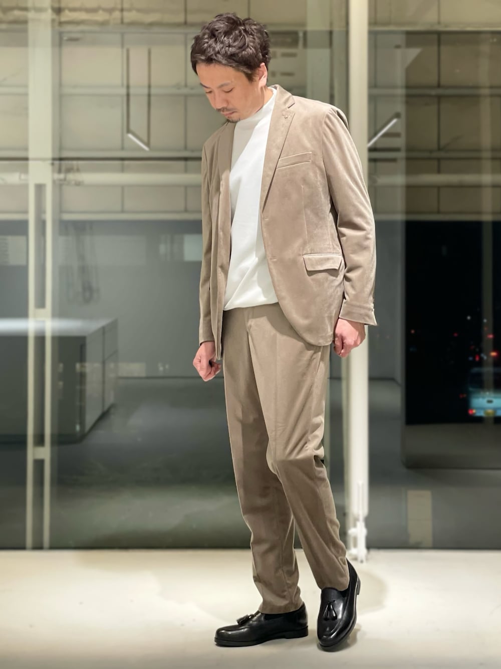 ブラック系のローファーを着用したメンズの冬コーディネートの1枚目の写真