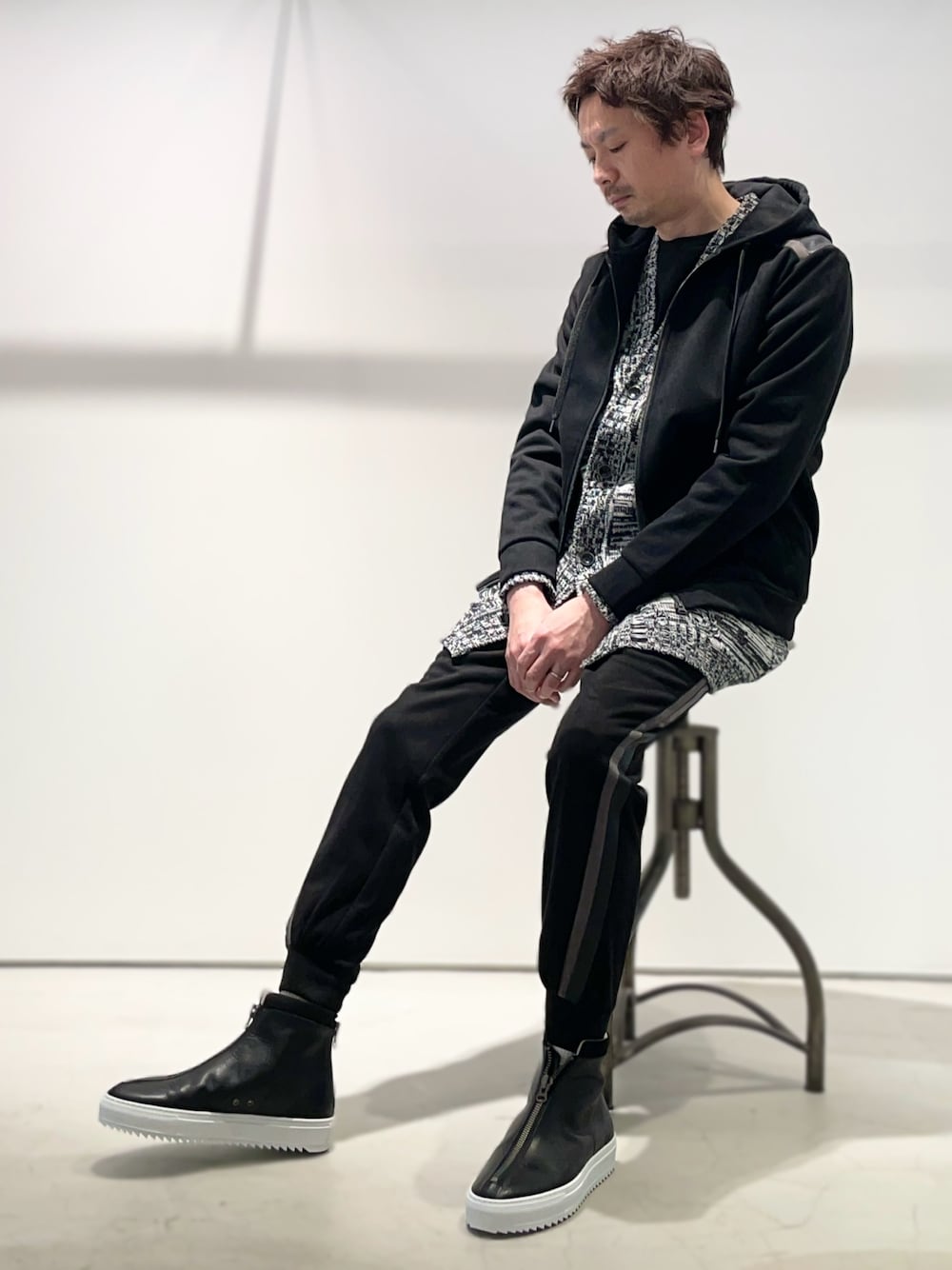 ブラック系のスニーカーを着用したメンズの冬コーディネートの1枚目の写真