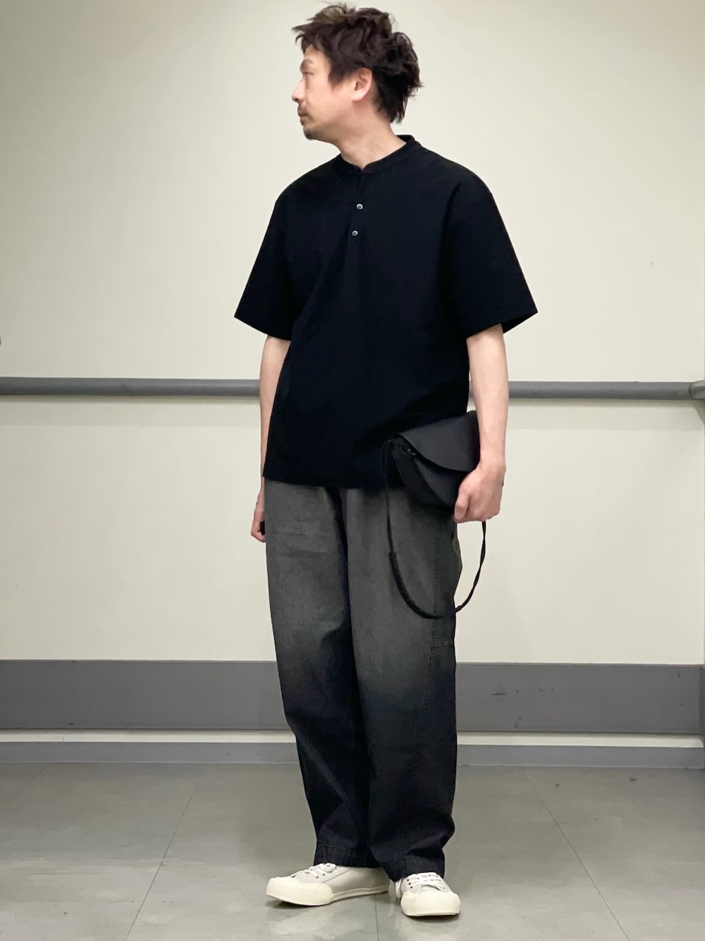 ブラック系のショルダーバッグ、ホワイト系のスニーカーを着用したメンズの春コーディネートの1枚目の写真