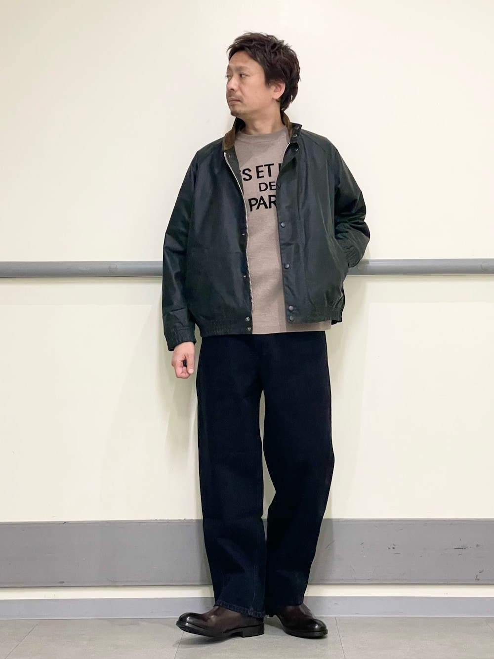 ブラウン系のブーツを着用したメンズの冬コーディネートの1枚目の写真