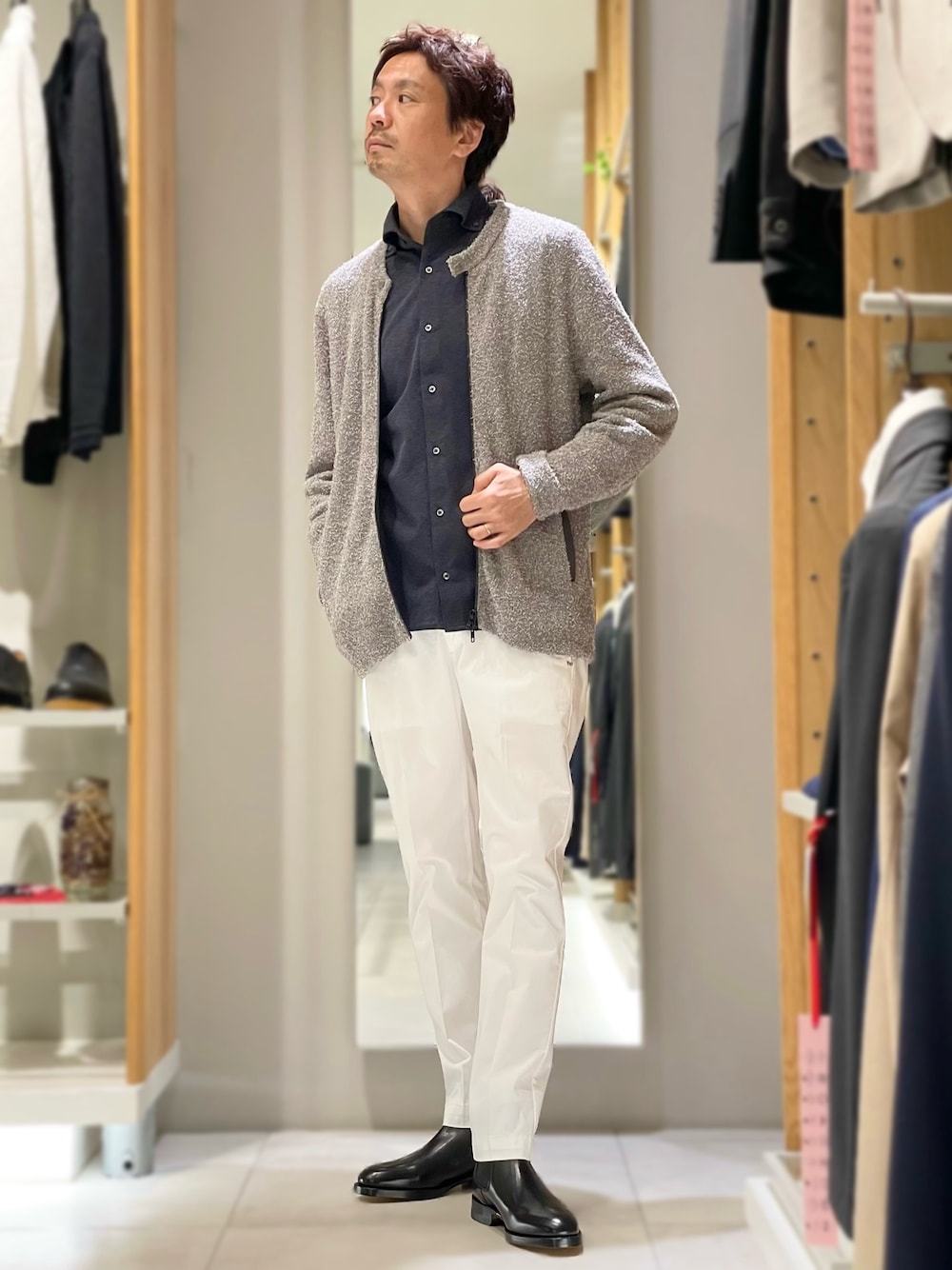 ブラック系のブーツを着用したメンズの冬コーディネートの1枚目の写真