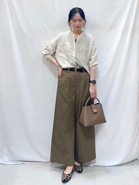 「SHOO・LA・RUE（シューラルー）の【洗濯後しわになりにくい/S-LL】キーネック金ボタンポケットシャツ（シャツ/ブラウス、ベージュ系）」を使った、Hiromiさん（レディース・164cm）の秋コーディネート