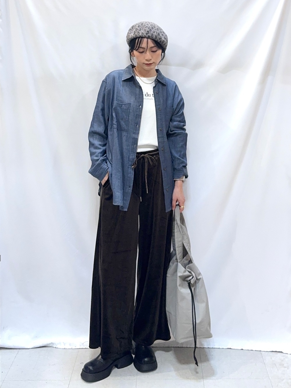 ブルー系のシャツ/ブラウス、ホワイト系のTシャツ/カットソー、ブラウン系のその他パンツを着用したレディースの秋コーディネートの1枚目の写真