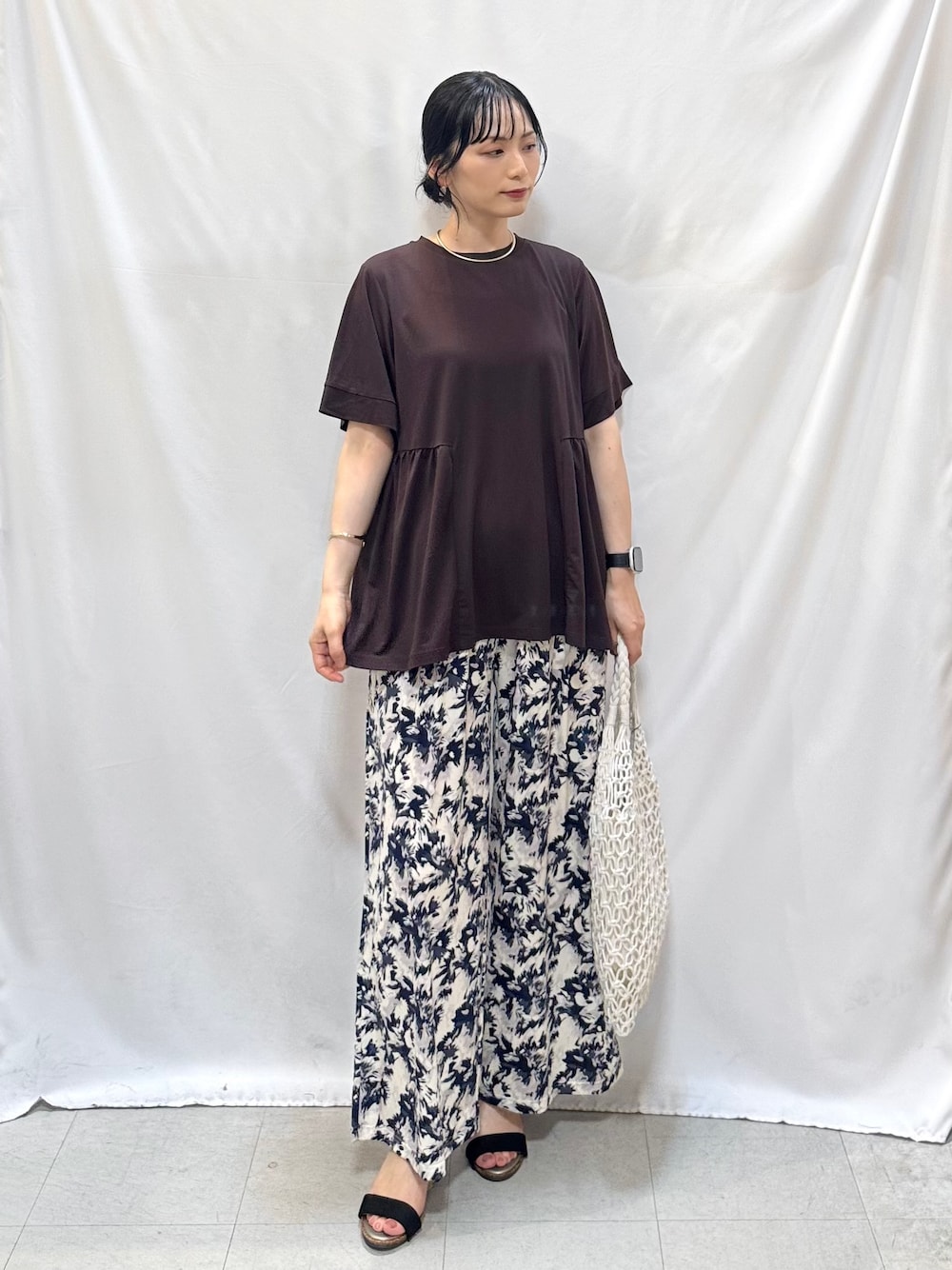ブラウン系のTシャツ/カットソー、ブルー系のその他パンツ、ブラック系のサンダルを着用したレディースの夏コーディネートの1枚目の写真