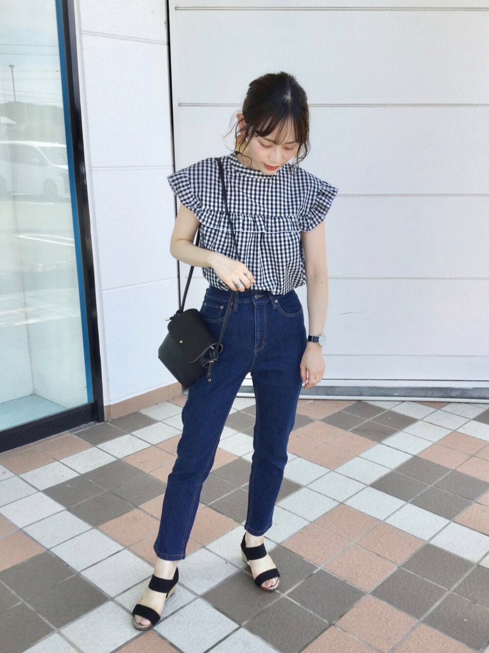 ブラック系のシャツ/ブラウス、ブラック系のショルダーバッグ、ブルー系のその他パンツを着用したレディースの夏コーディネートの1枚目の写真