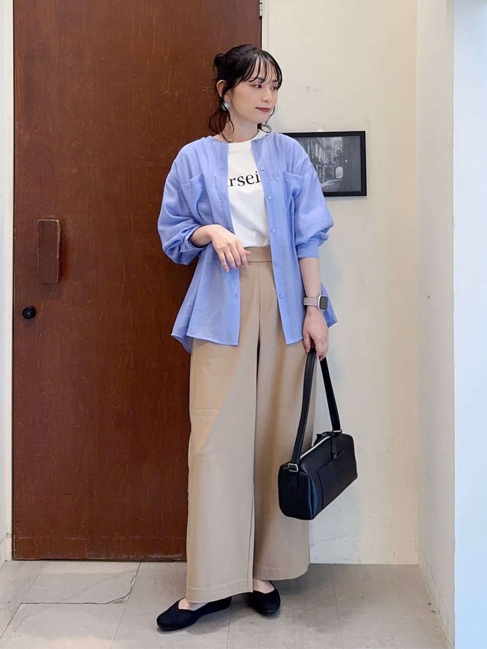 ブルー系のシャツ/ブラウス、ホワイト系のTシャツ/カットソー、ベージュ系のその他パンツを着用したレディースの春コーディネートの1枚目の写真