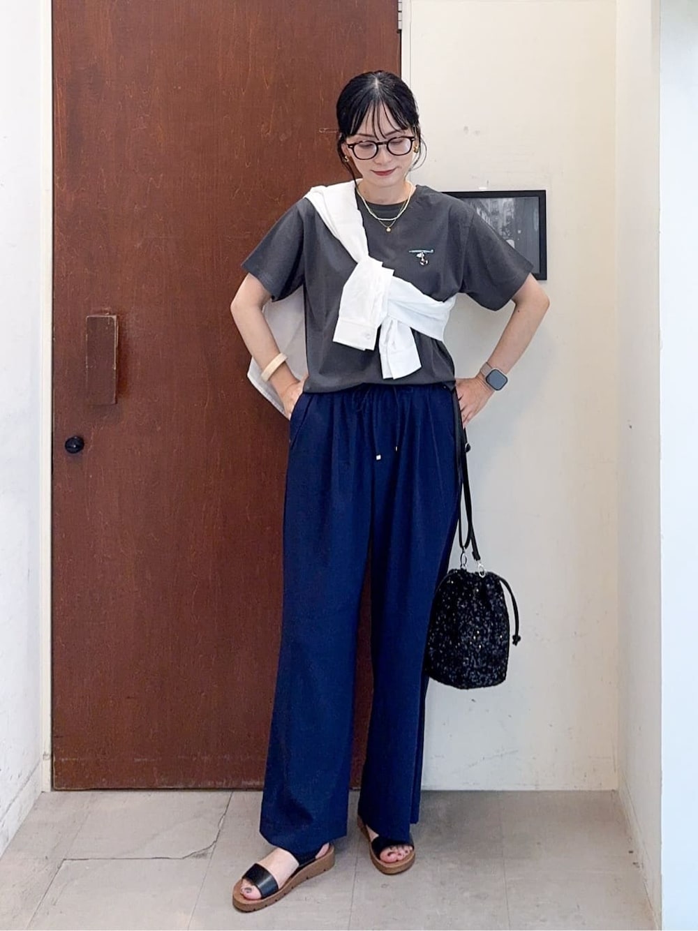 ホワイト系のシャツ/ブラウス、グレー系のTシャツ/カットソー、ブルー系のその他パンツを着用したレディースの夏コーディネートの1枚目の写真