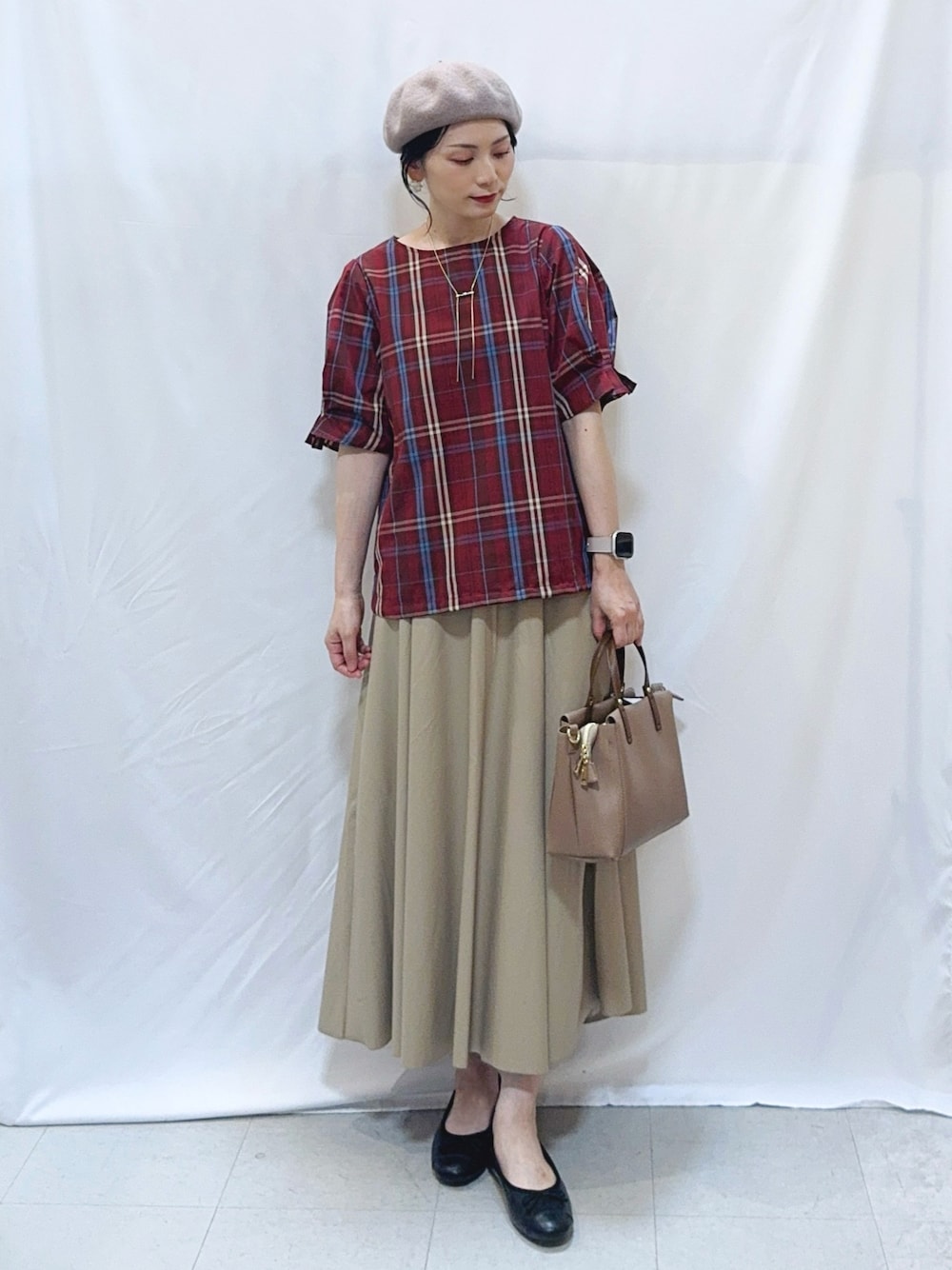 レッド系のシャツ/ブラウス、ベージュ系のスカート、ブラック系のその他シューズを着用したレディースの秋コーディネートの1枚目の写真