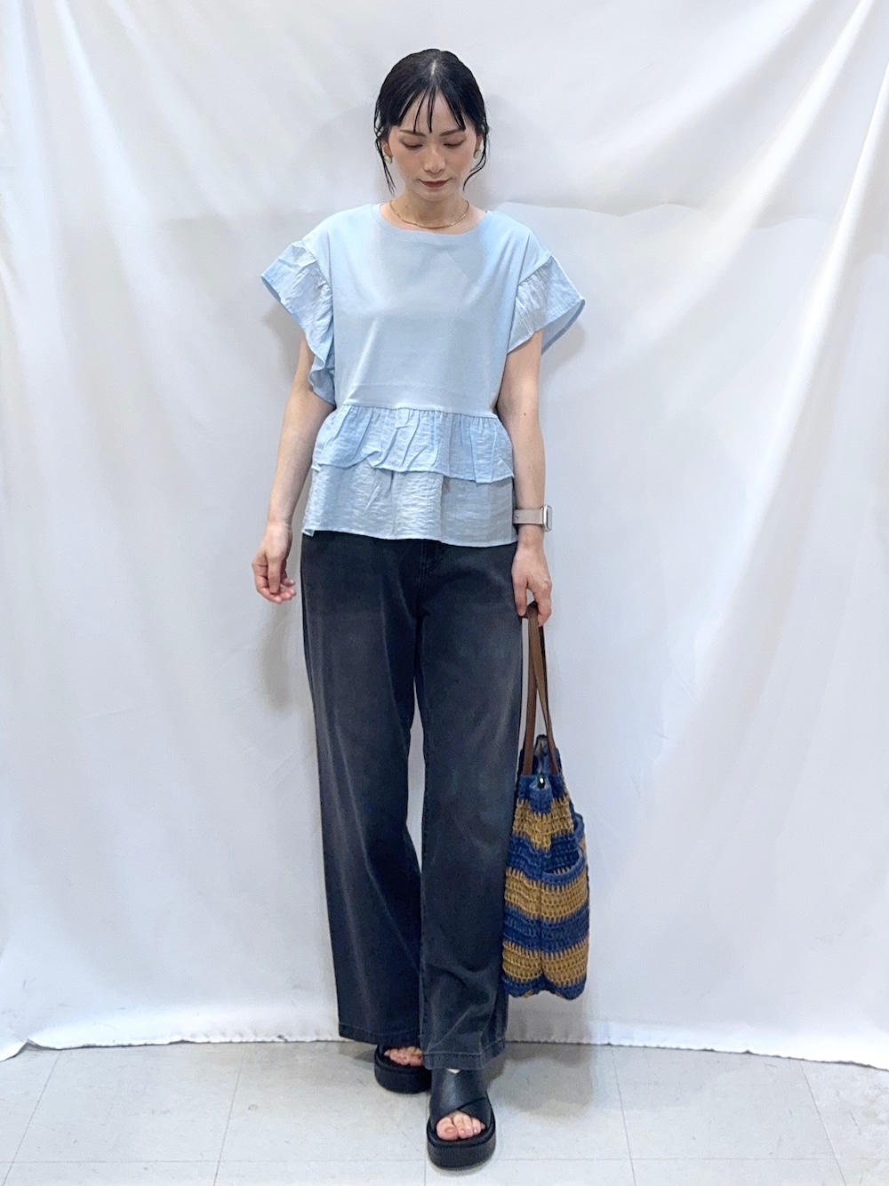 ブルー系のTシャツ/カットソー、ブラック系のその他パンツ、ブラック系のサンダルを着用したレディースの夏コーディネートの1枚目の写真