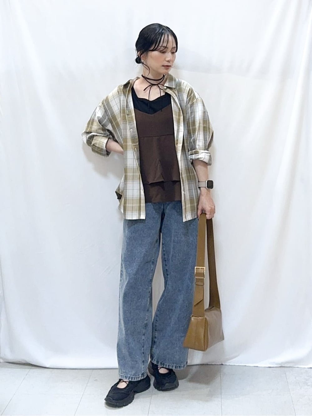 ベージュ系のシャツ/ブラウス、ブラウン系のタンクトップ、ブラック系のTシャツ/カットソーを着用したレディースの秋コーディネートの1枚目の写真