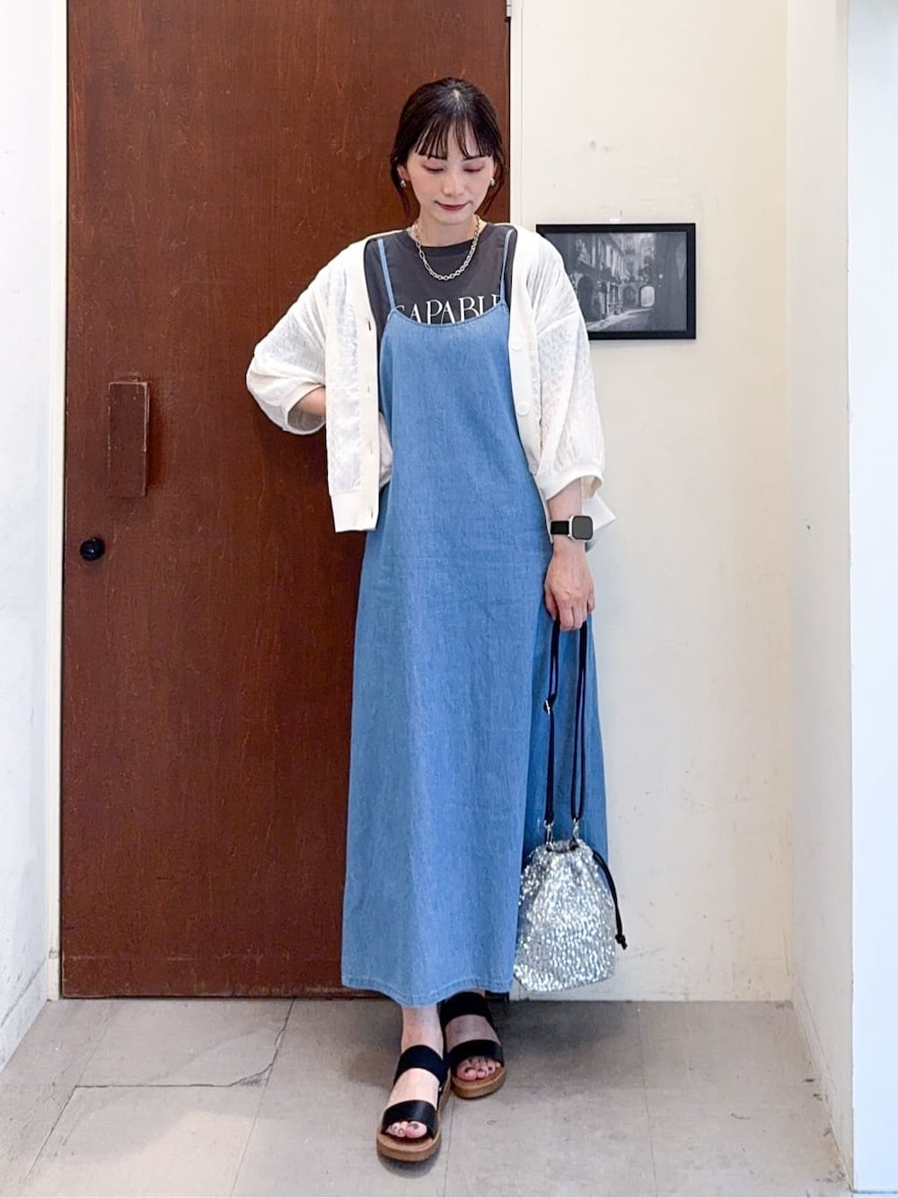 ホワイト系のカーディガン/ボレロ、ブルー系のワンピース、グレー系のTシャツ/カットソーを着用したレディースの夏コーディネートの1枚目の写真
