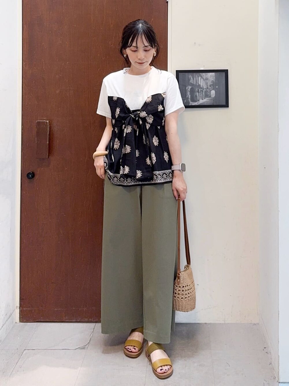 ブラック系のTシャツ/カットソー、グリーン系のその他パンツ、イエロー系のサンダルを着用したレディースの夏コーディネートの1枚目の写真