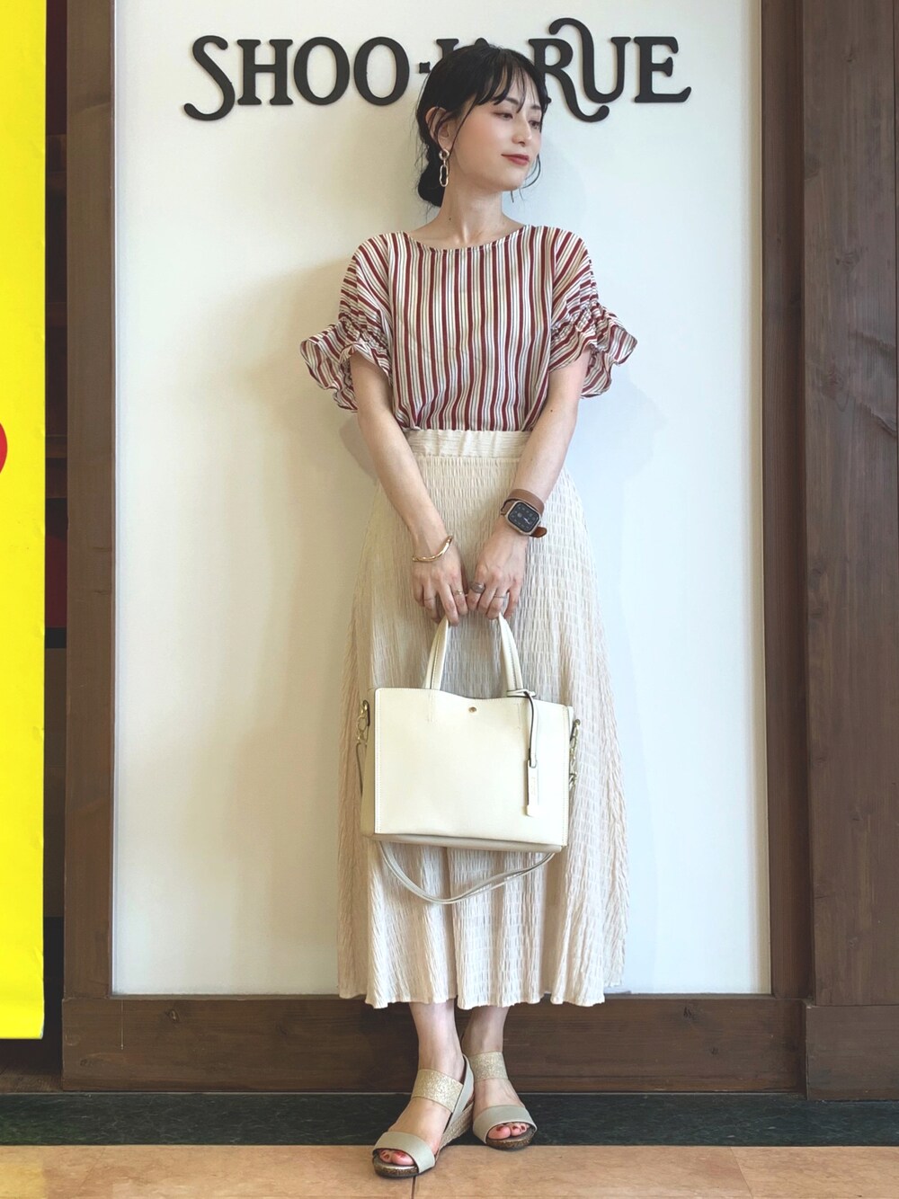 レッド系のシャツ/ブラウス、ホワイト系のスカート、ホワイト系のトートバッグを着用したレディースの夏コーディネートの1枚目の写真