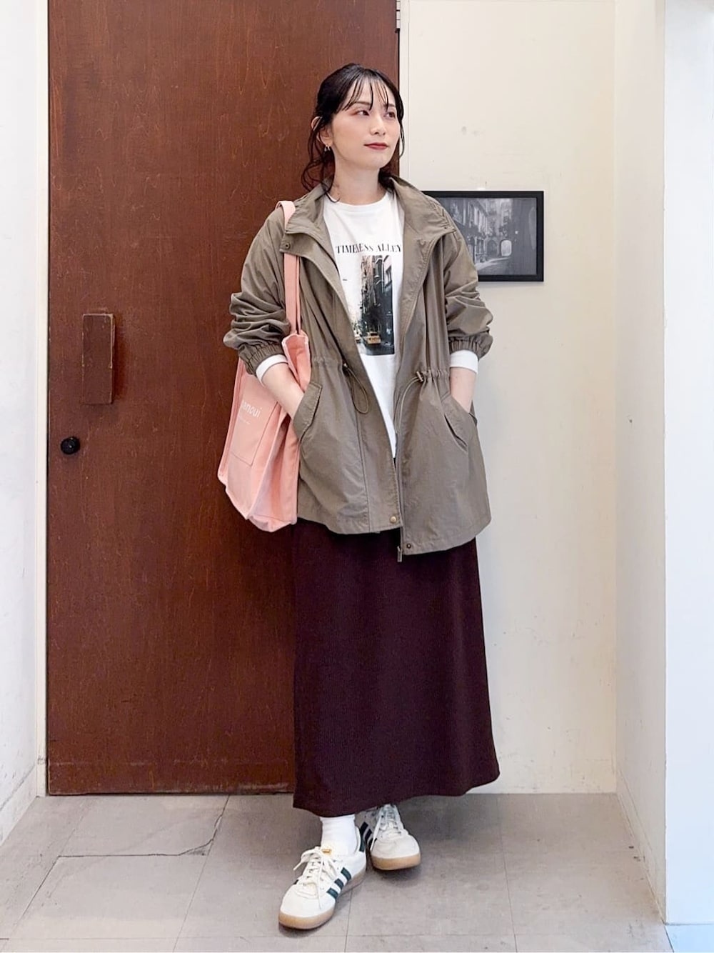 グリーン系のその他アウター、ホワイト系のTシャツ/カットソー、ブラウン系のスカートを着用したレディースの春コーディネートの1枚目の写真