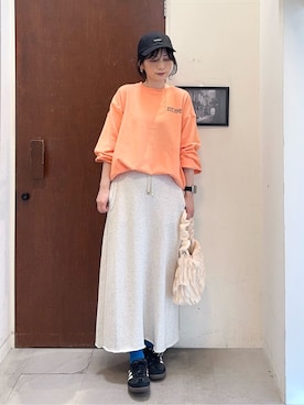 「アイテム（スウェット、オレンジ系）」を使った、Hiromiさん（レディース・164cm）の春コーディネート
