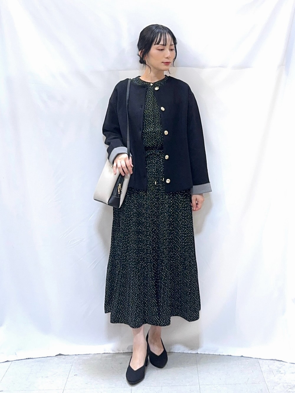 ブラック系のカーディガン/ボレロ、ブラック系のシャツ/ブラウス、ブラック系のスカートを着用したレディースの秋コーディネートの1枚目の写真