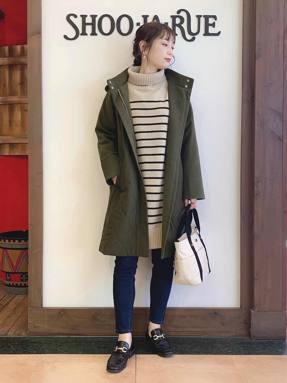 ベージュ系のワンピース、グリーン系のその他アウター、ブラック系のトートバッグを着用したレディースの秋コーディネートの1枚目の写真