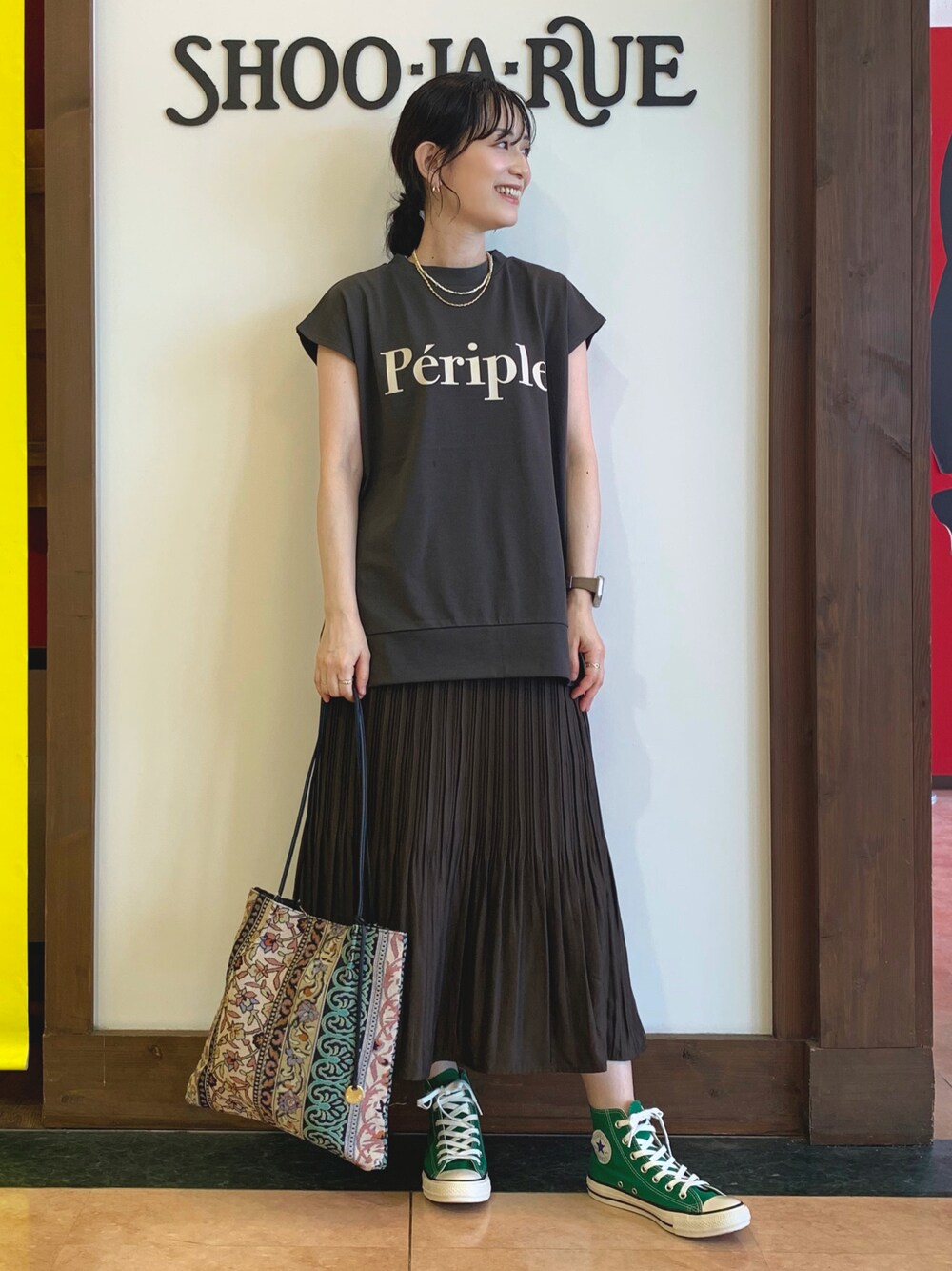 グレー系のTシャツ/カットソー、ブラウン系のスカート、ブラック系のトートバッグを着用したレディースの夏コーディネートの1枚目の写真