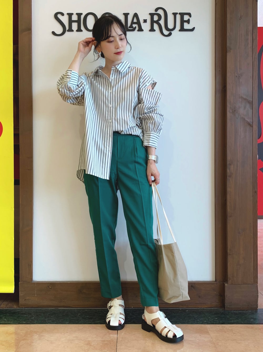 グレー系のシャツ/ブラウス、グリーン系のその他パンツ、グレー系のトートバッグを着用したレディースの秋コーディネートの1枚目の写真