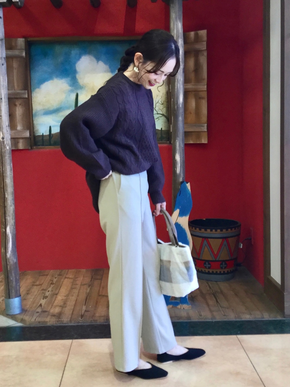 ベージュ系のその他パンツ、ベージュ系のトートバッグ、ブラック系のパンプスを着用したレディースの秋コーディネートの1枚目の写真
