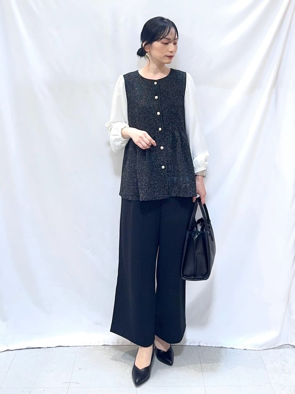 ブラック系のシャツ/ブラウス、ブラック系のその他パンツ、ブラック系のパンプスを着用したレディースの春コーディネートの1枚目の写真