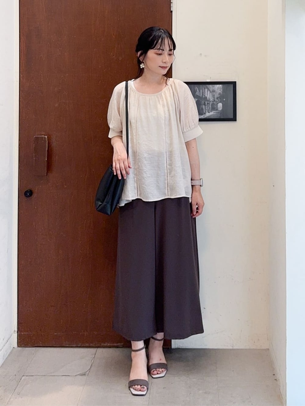 ベージュ系のシャツ/ブラウス、ブラウン系のその他パンツ、ベージュ系のサンダルを着用したレディースの夏コーディネートの1枚目の写真