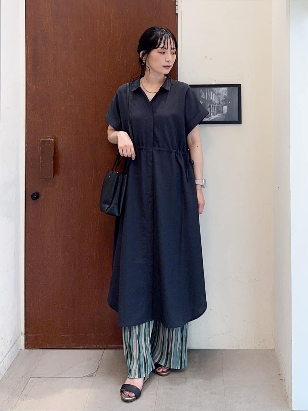 グレー系のワンピース、グリーン系のその他パンツ、ブラック系のサンダルを着用したレディースの夏コーディネートの1枚目の写真