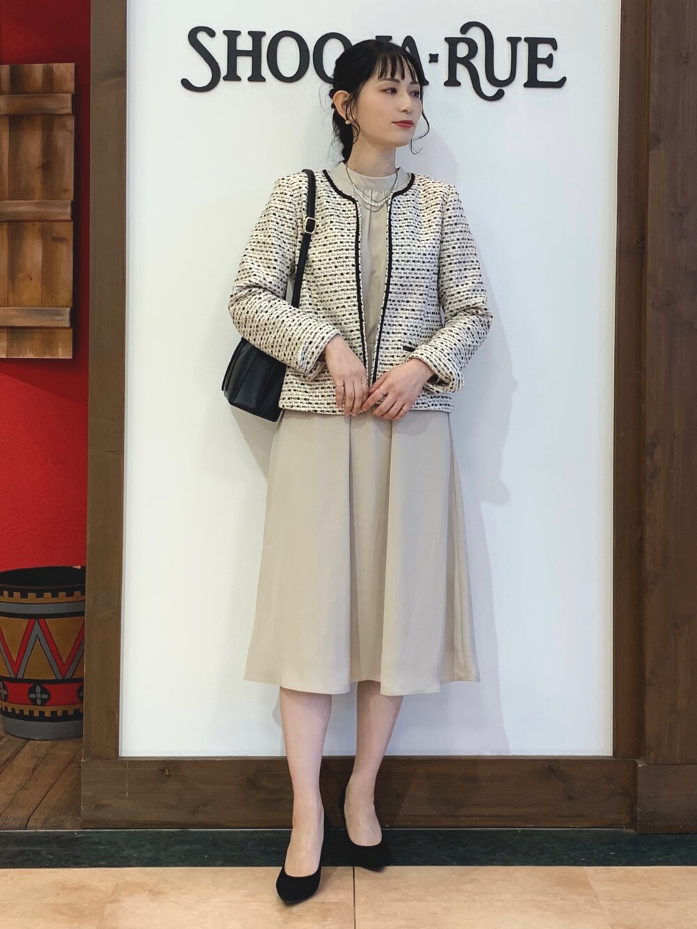 「セレモニー、きちんとスタイル、入学式、入園式、お呼ばれスタイル、お仕事コーデ、フォーマル/セレモニー、ツイードジャケット、ワンピース、シューラルー、骨格ウェーブ、ママコーデ、いいね、save、フォローお願いします🤑」｜「DRESKIPのショルダ－タックワンピース（ワンピース、ベージュ系）」を使った、Hiromiさん（レディース・164cm）の冬コーディネートの1枚目の写真