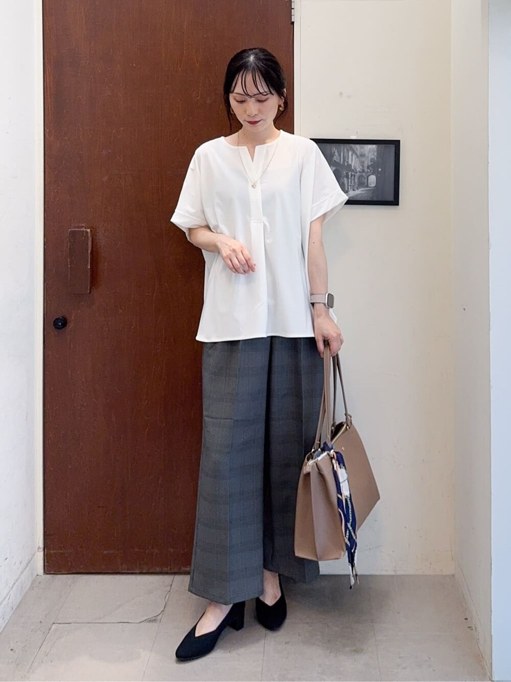 ホワイト系のTシャツ/カットソー、グレー系のその他パンツ、ブラック系のパンプスを着用したレディースの夏コーディネートの1枚目の写真