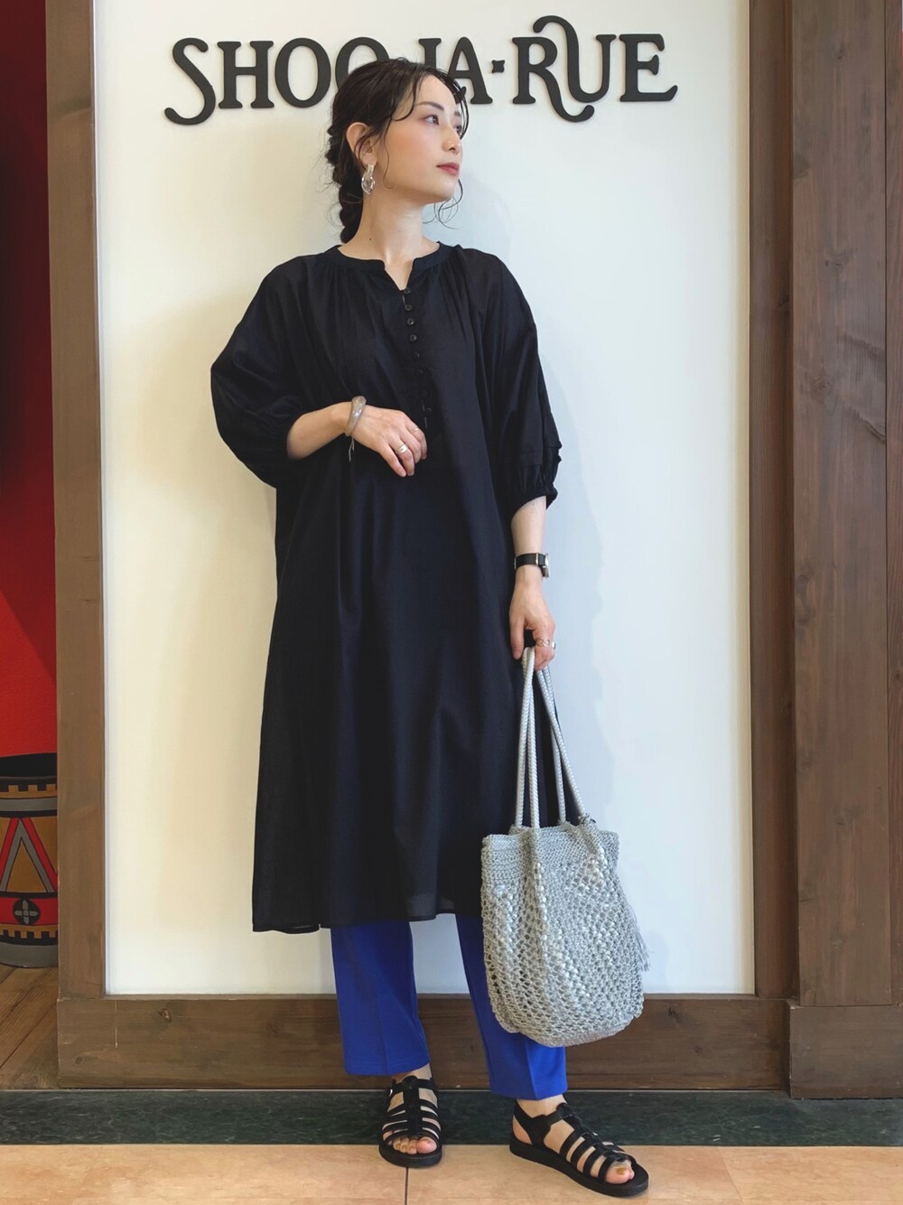 ブラック系のワンピース、ブルー系のその他パンツ、グレー系のトートバッグを着用したレディースの夏コーディネートの1枚目の写真