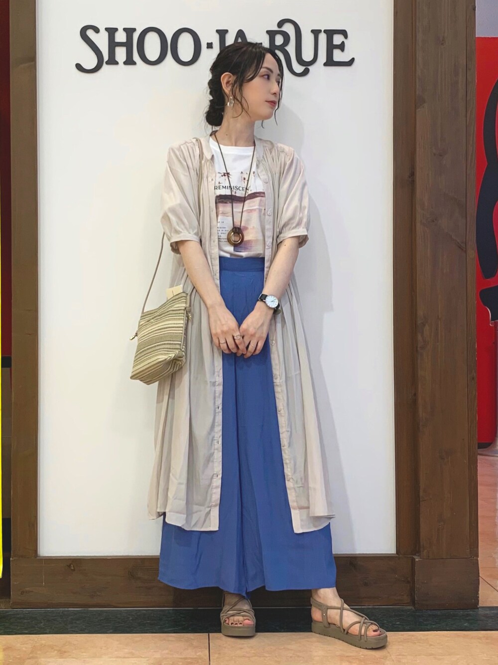 ホワイト系のTシャツ/カットソー、ベージュ系のワンピース、ベージュ系のショルダーバッグを着用したレディースの夏コーディネートの1枚目の写真