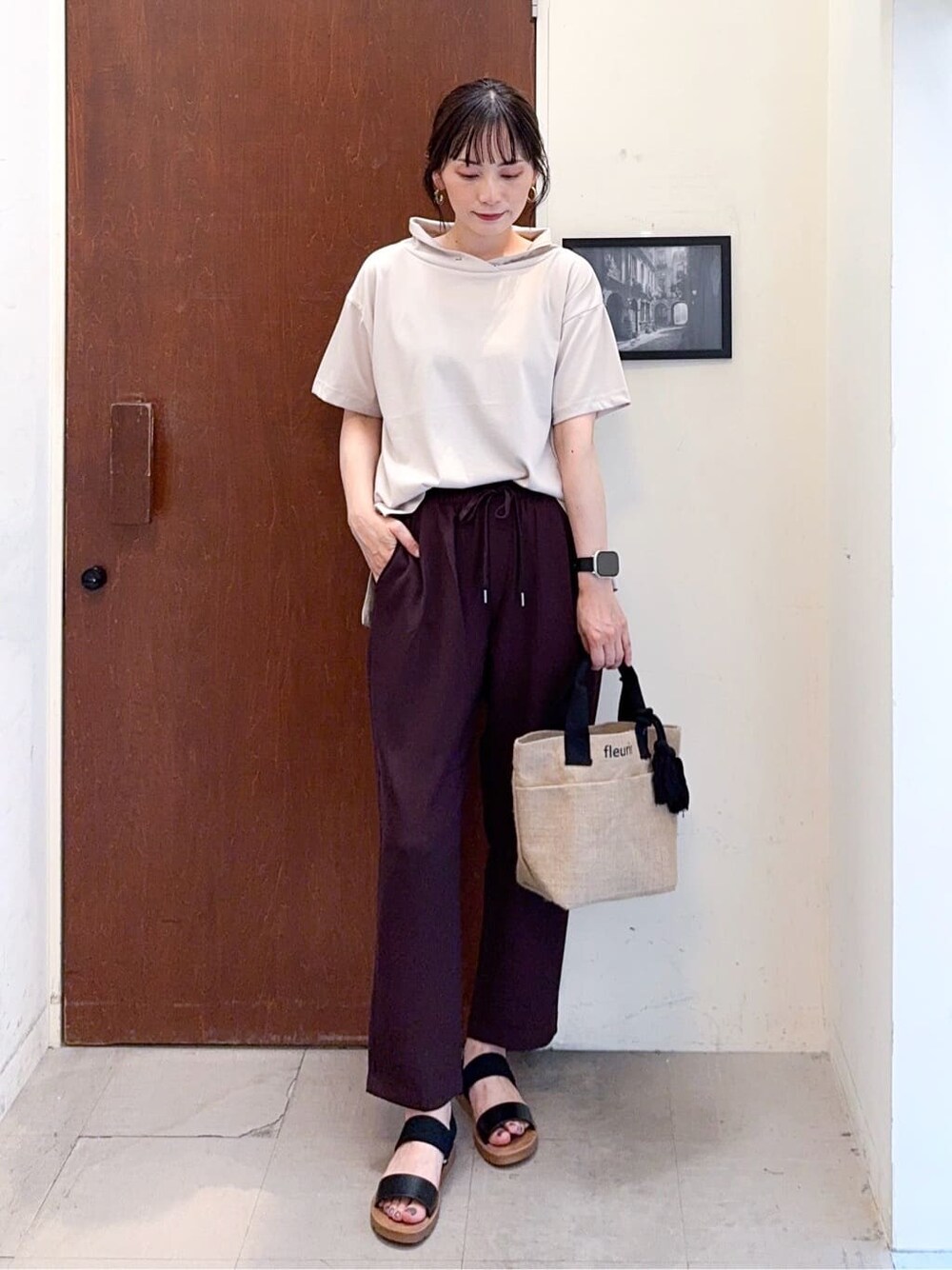 ベージュ系のTシャツ/カットソー、ブラウン系のその他パンツ、ブラック系のサンダルを着用したレディースの夏コーディネートの1枚目の写真
