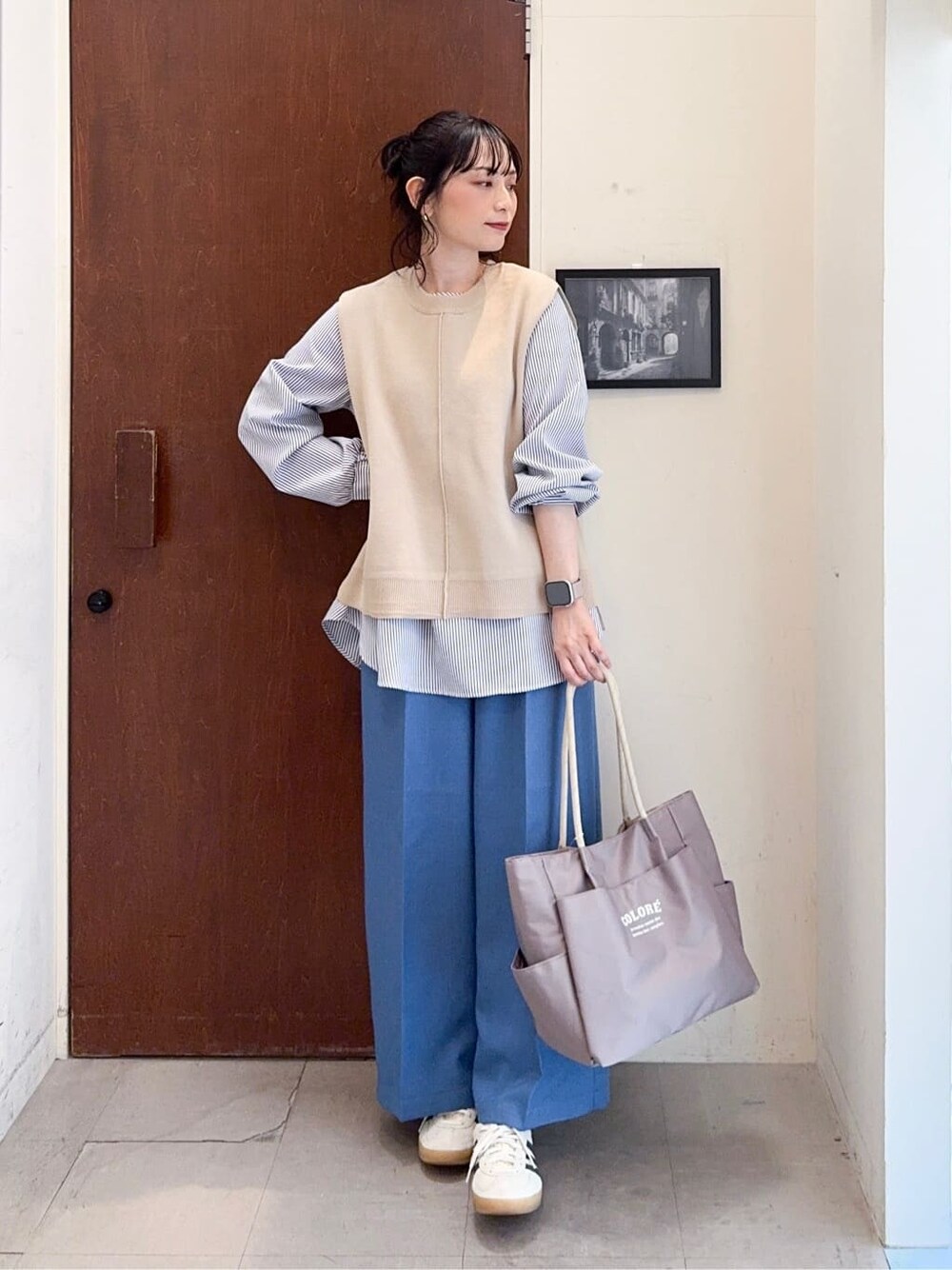 ベージュ系のその他トップス、ブルー系のその他パンツ、ベージュ系のトートバッグを着用したレディースの春コーディネートの1枚目の写真
