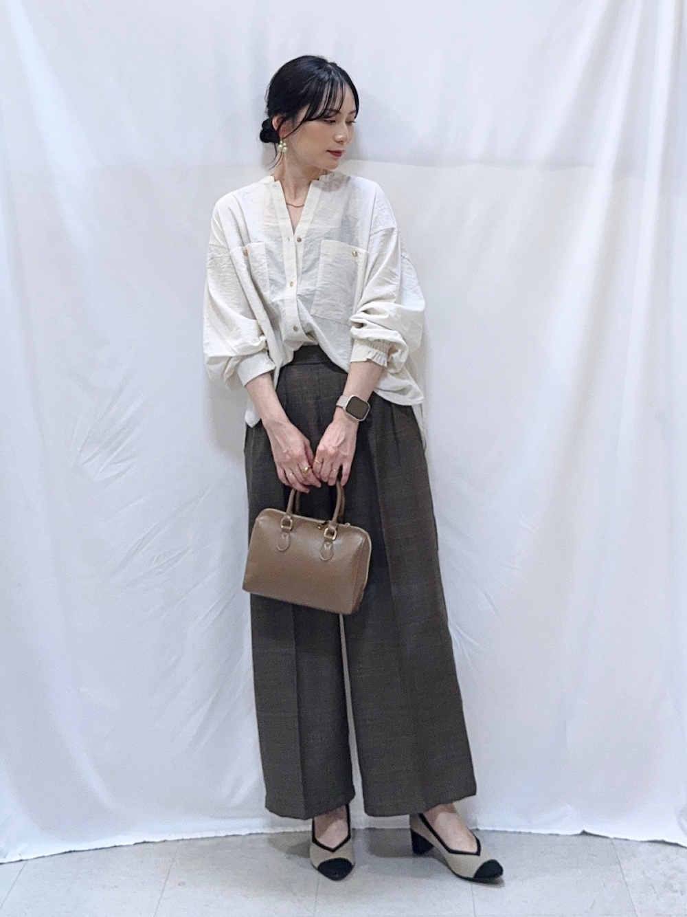 ベージュ系のシャツ/ブラウス、ブラウン系のその他パンツ、ブラウン系のショルダーバッグを着用したレディースの秋コーディネートの1枚目の写真