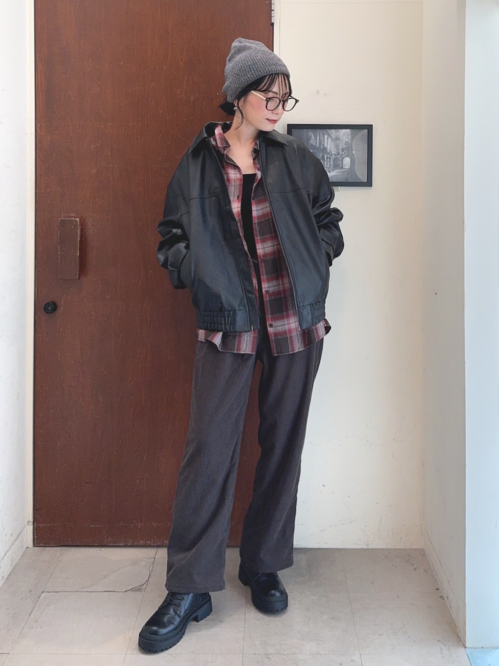 ブラック系のブルゾン、レッド系のシャツ/ブラウス、グレー系のその他パンツを着用したレディースの秋コーディネートの1枚目の写真