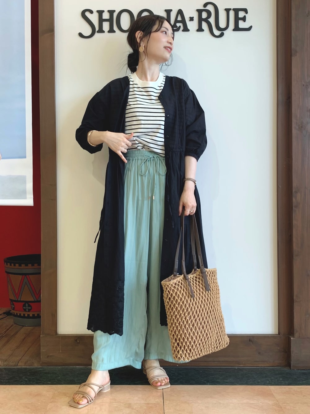 ブラック系のTシャツ/カットソー、ブラック系のワンピース、グリーン系のその他パンツを着用したレディースの春コーディネートの1枚目の写真