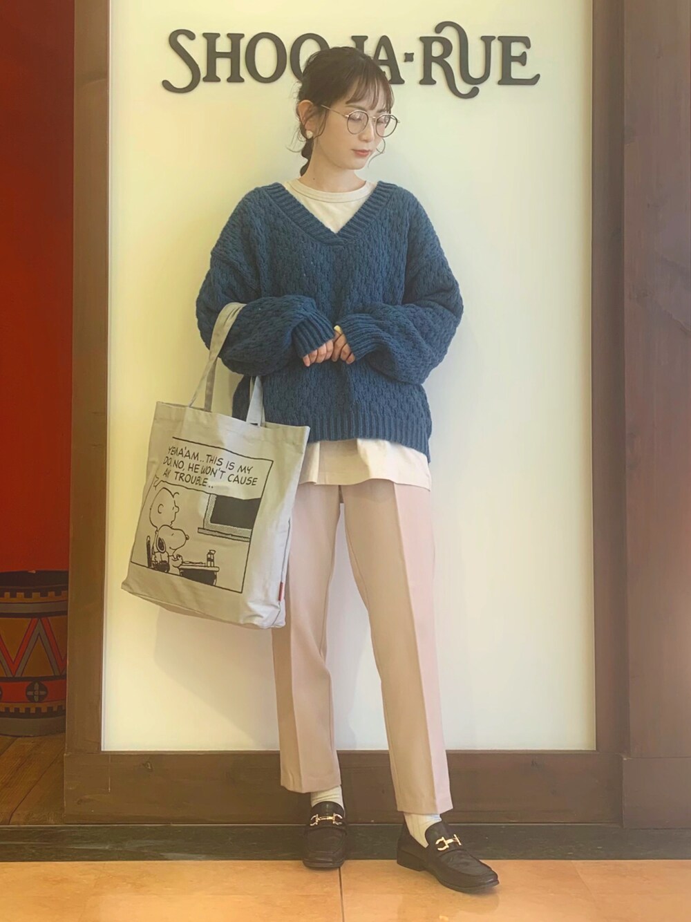 ブルー系のニット/セーター、ベージュ系のTシャツ/カットソー、ベージュ系のその他パンツを着用したレディースの冬コーディネートの1枚目の写真