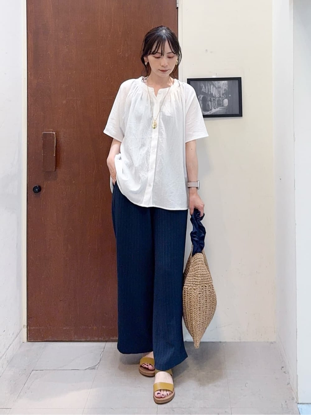 ホワイト系のシャツ/ブラウス、ブルー系のその他パンツ、イエロー系のサンダルを着用したレディースの夏コーディネートの1枚目の写真