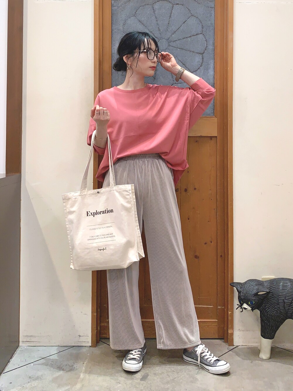 ピンク系のシャツ/ブラウス、ベージュ系のその他パンツ、ホワイト系のトートバッグを着用したレディースの春コーディネートの1枚目の写真