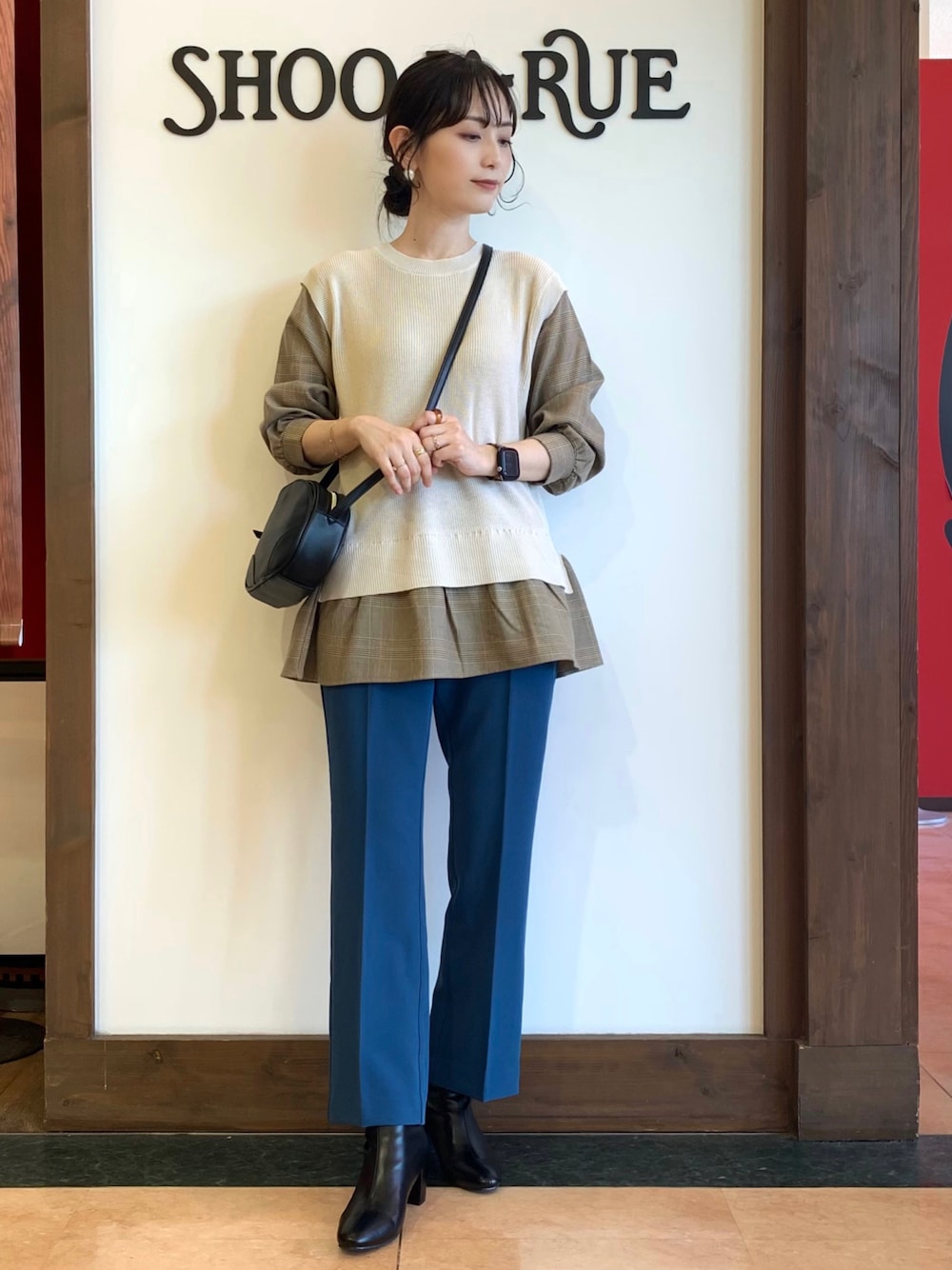 ベージュ系のTシャツ/カットソー、ブルー系のその他パンツ、ブラック系のショルダーバッグを着用したレディースの秋コーディネートの1枚目の写真