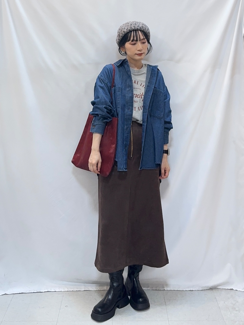 ブルー系のシャツ/ブラウス、グレー系のTシャツ/カットソー、ブラウン系のスカートを着用したレディースの秋コーディネートの1枚目の写真