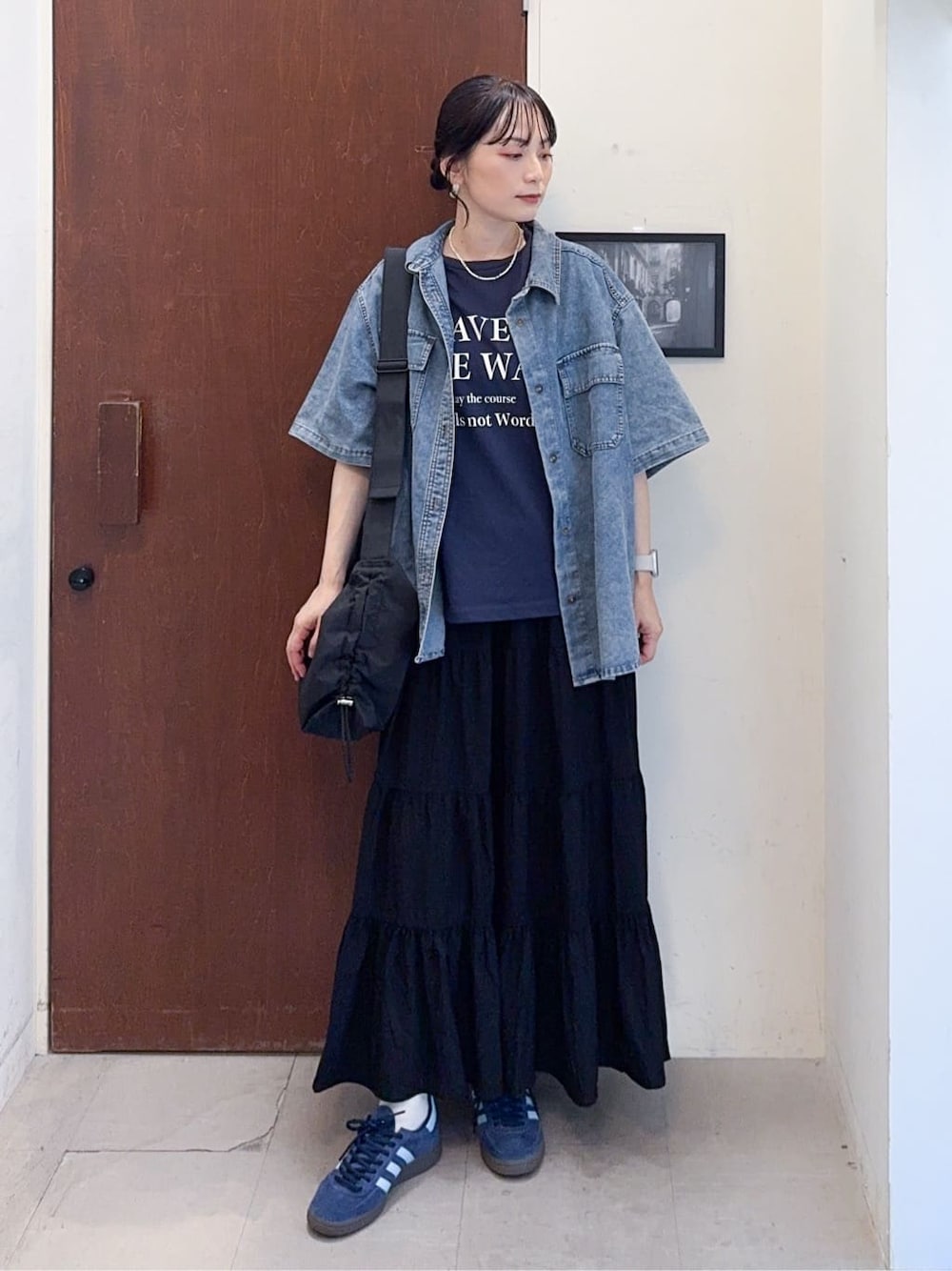 ブルー系のシャツ/ブラウス、ブルー系のTシャツ/カットソー、ブラック系のスカートを着用したレディースの夏コーディネートの1枚目の写真