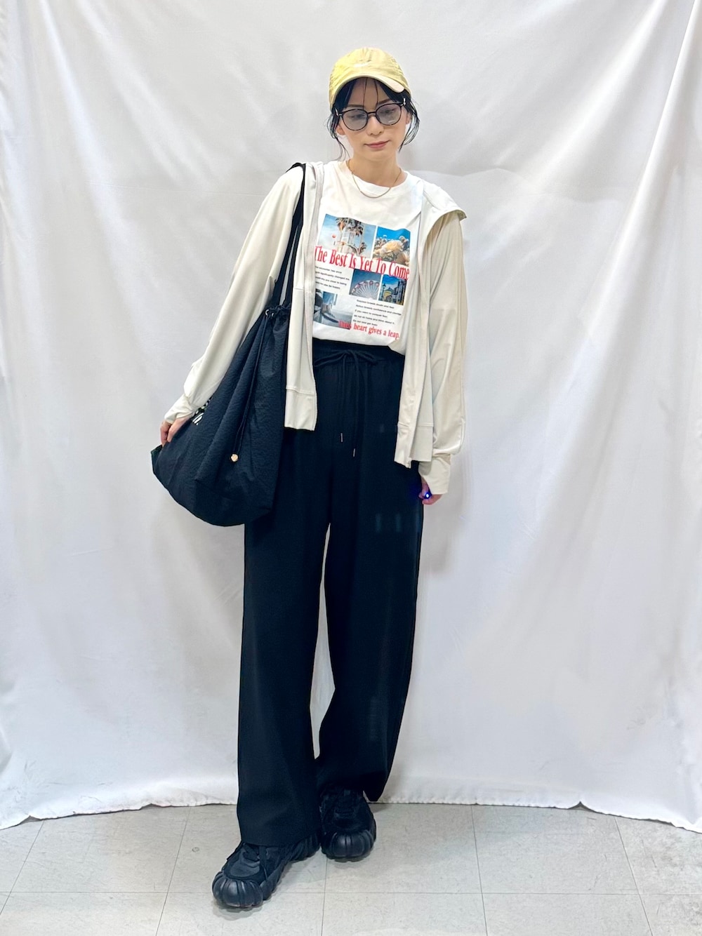 ベージュ系のカーディガン/ボレロ、ホワイト系のTシャツ/カットソー、ブラック系のその他パンツを着用したレディースの夏コーディネートの1枚目の写真